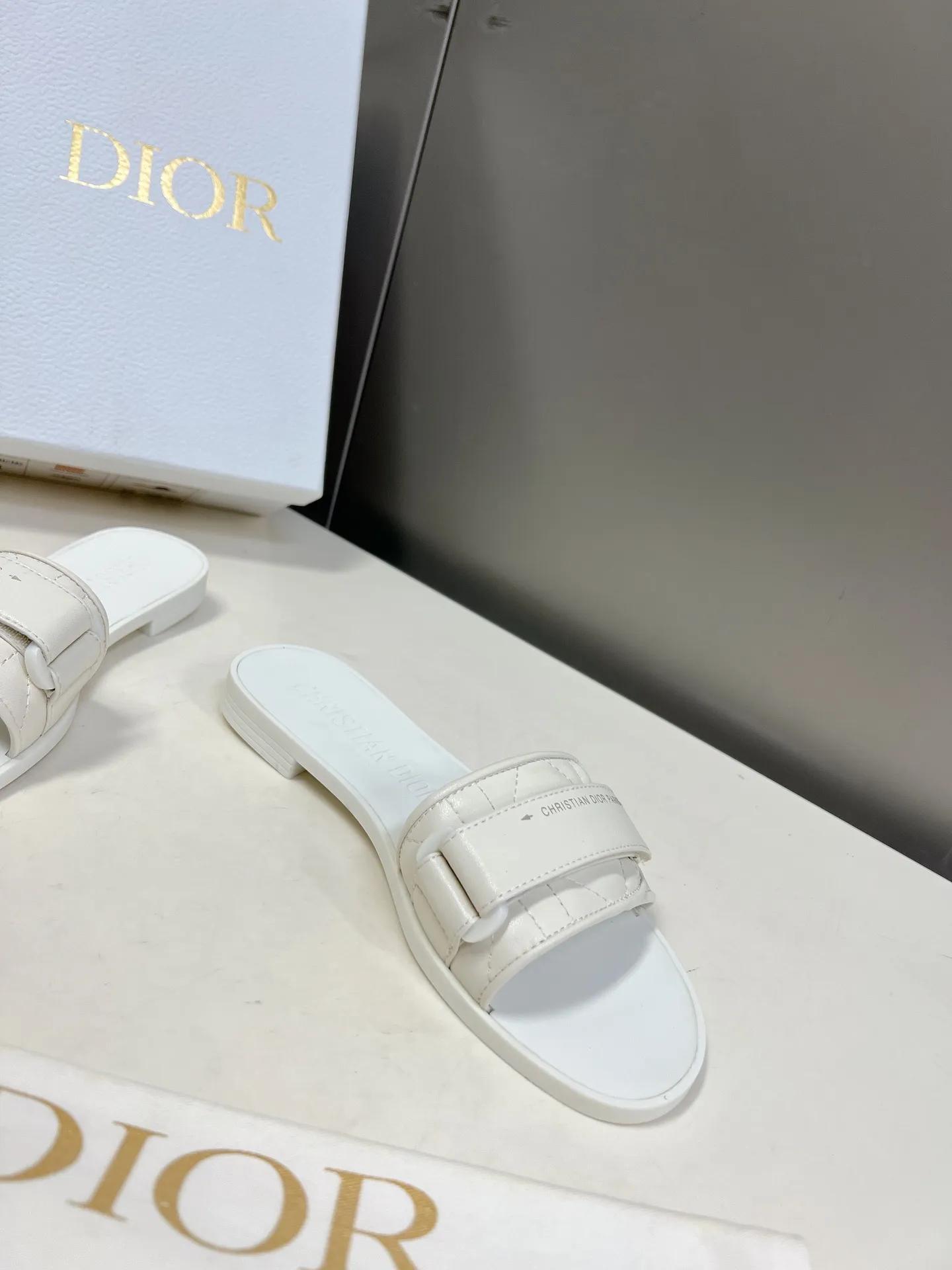 👟👟Ex-factory price 380👟👟 Leather-covered Dior classic Velcro buckle sandals. The high version of the GO original version is a perfect replica. The most popular color matching fabric. Super layered. The original high-end TPU outsole✔️very comfortable and easy to walk. The upper materials are all original customized, 3D electric embroidered three-dimensional cloth surface. Very versatile. A must-have for lazy people in summer. The original full set of packaging code number: 35-40